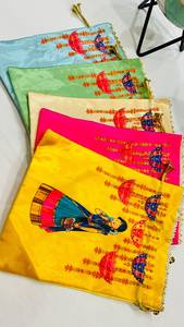 Sac Potli traditionnel indien en soie avec cordon de serrage, imprimé Krishna Yashoda Maa, pochette de rangement faite à la main pour femmes, sac cadeau ethnique - Product Image 1