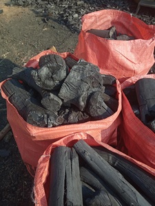 Carbón Vegetal Negro de Madera Dura en Oferta - Carbón Vegetal Negro en Trozos - Carbón Vegetal de Alta Calidad para Parrilla de Barbacoa Directamente de Fábrica - Product Image 4