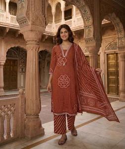 Ensemble traditionnel indien pour femme : Kurti, pantalon et dupatta en coton rouille, coupe régulière, longueur cheville, séchage rapide, imprimé, tenue décontractée - Product Image 1