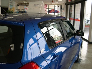 แผ่นบังแดดหน้าต่างรถยนต์ วัสดุ PMMA สีรมควัน ยี่ห้อ HIC  เข้ารูป 100% สำหรับ SUZUKI SWIFT 5 ประตู ปี 2005-2010 - Product Image 4