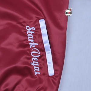 เสื้อแจ็คเก็ตวาร์ซิตี้สีแดงสำหรับผู้ชาย ดีไซน์ปักตัวอักษร ปกเสื้อพับได้ ผลิตจากโพลีเอสเตอร์ สไตล์เพรปปี้ ทรงปกติ เหมาะสำหรับใส่ในฤดูใบไม้ร่วง - Product Image 4