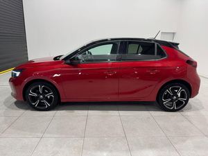 Sièges arrière en tissu noir avec surpiqûres blanches dans un intérieur de voiture rouge - Product Image 2