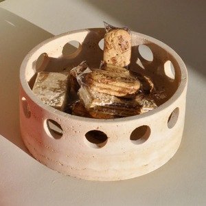 Bol en pierre de travertin naturel artisanal avec base en bois massif, bol à fruits de qualité supérieure, centre de table décoratif pour un intérieur moderne - Product Image 3