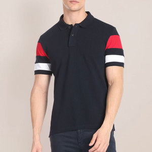 Polo de Manga Corta Negro para Hombre con Bloques de Color y Mangas a Rayas Rojas y Blancas, Estilo Casual Tejido - Product Image 1