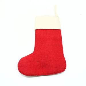 ถุงเท้าคริสต์มาสสีแดงทำจากผ้าสักหลาด แต่งลายจุดสีขาว รูปหัวใจ และลายไม้เท้าหวาน ทำด้วยมือ - Product Image 6