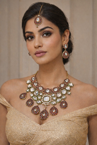 Parure de collier et boucles d'oreilles de mariée Kundan en cuivre plaqué platine, ornée de cristaux et de strass, style luxe et tendance, pour les fêtes de fiançailles traditionnelles indiennes - Product Image 5