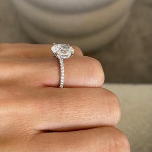 Anillo de Diamante Cultivado en Laboratorio de Corte Ovalado de 2.35 Quilates con Piedras Laterales Pavé _ Oro de 14K _ Anillo de Compromiso Creado en Laboratorio _ Certificado IGI - Product Image 1