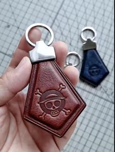 Porte-clés en cuir véritable de qualité supérieure, porte-clés de luxe en cuir avec anneau métallique robuste pour un usage quotidien, disponible à la vente - Product Image 3