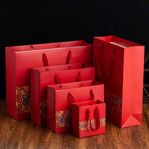 กระเป๋าถือของขวัญงานแต่งงานสีแดง พร้อมปั๊มฟอยล์ทอง ลายนูนเคลือบด้านหรือเคลือบเงา แบบซอง - Product Image 3