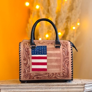 Bolso de Viaje Mini Speedy de Cuero Genuino con Patrón de Bandera Americana en Relieve, Diseño Floral Tallado y 2 Asas Dobles para Llevar - Product Image 1