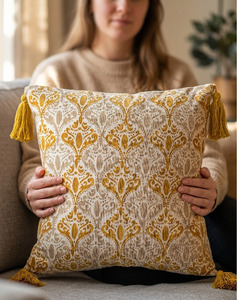 Housse de coussin en coton imprimé style ethnique avec motifs damassés et élégants accents de pompons moutarde, OEM Bulk18X18 - Product Image 1