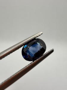 Zafiro azul natural vivo, corte ovalado, piedra preciosa suelta de 1.65 quilates, 7.5x5.5x4 mm, de Ceilán, Sri Lanka, para la fabricación de joyas por Zehra Gems. - Product Image 4