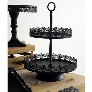 Support à gâteau en métal indien classique pour usage cérémoniel, conçu pour les tables de fête et les arrangements décoratifs de desserts - Product Image 1