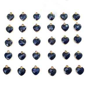 Pendentif en forme de cœur en sodalite plaqué or |   Breloque de bijoux faite à la main et facettée pour la création de colliers - Product Image 1