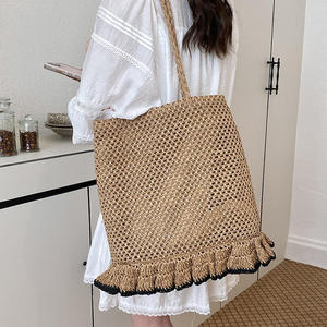 Añade un toque de fantasía a tu guardarropa con este bolso de hilo natural adornado con un precioso ribete de volantes para un look elegante. - Product Image 2