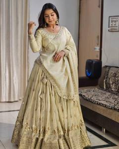 Lehenga Choli de Seda Beige con Dupatta, Bordado Floral, Largo hasta el Suelo, Traje Indio para Bodas y Fiestas - Product Image 1
