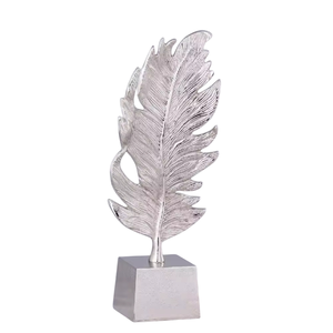 Sculpture en laiton d'inspiration vintage pour maisons historiques, présentant un savoir-faire classique et des motifs traditionnels symboliques - Product Image 3