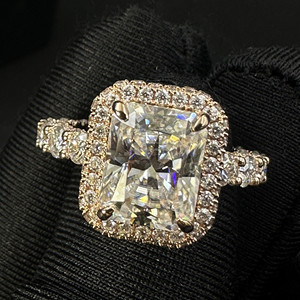 Anillo de Eternidad de Oro Rosa de 14K con Diamantes Cultivados en Laboratorio Certificados por IGI, Corte Brillante, con Moissanita Lateral, Marca RB Gems - Product Image 6