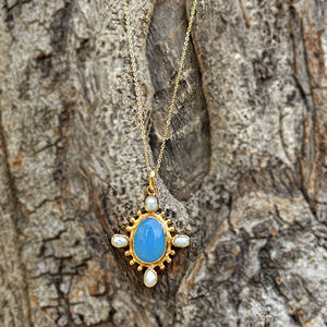 จี้เพชรพลอยดีไซน์เนอร์ บลูคาลซีโดนี ประดับมุกน้ำจืด ดีไซน์ลูกปัด พร้อมสร้อยคอชุบทอง 18k - Product Image 5