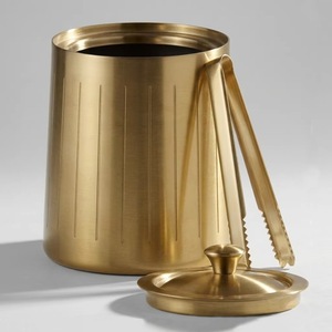 Seau à glace en métal côtelé doré avec couvercle et pince, refroidisseur de boissons rond de luxe moderne - Product Image 1