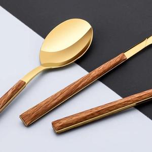 Ensemble de couverts en or de style japonais avec manches en bois, sans BPA, sans danger pour les aliments, idéal pour les restaurants, couverts de luxe. - Product Image 4
