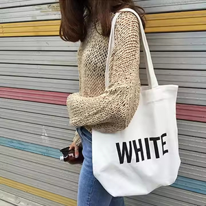 Sac cabas noir crème avec finitions noires, style minimaliste à ouverture supérieure, idéal pour le shopping toutes saisons - Product Image 6
