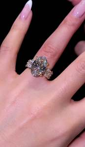 แหวนเพชรทรงรี VVS เพาะเลี้ยงในห้องปฏิบัติการ ประดับเพชรด้านข้าง ดีไซน์หรูหรา เงินแท้ 925 รับรองโดย IGI เพชร CVD เพาะเลี้ยงในห้องปฏิบัติการ แหวนหมั้นสุดหรู - Product Image 2