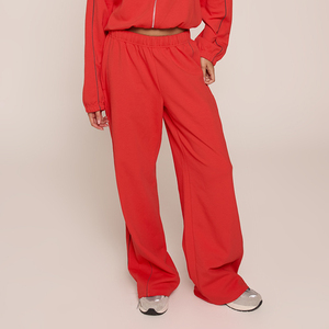 Pantalon de jogging ample et décontracté pour femme, personnalisé, rouge, coupe large, en polyester et coton, avec logo sur mesure - Product Image 3