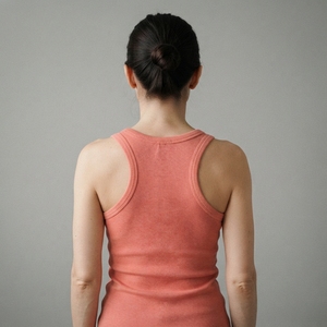 Camiseta sin mangas deportiva de algodón gris jaspeado para mujer, anti-bolitas, acanalada, para yoga, gimnasio y pilates - Product Image 3