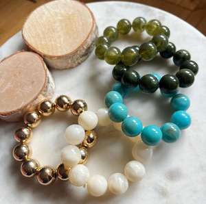 Pulsera de Resina Moderna y Elegante, Hecha a Mano con Cuentas Brillantes, Joyería de Moda para Mujer, Ligera y Elástica - Product Image 3