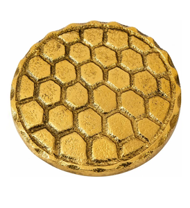 Juego de cuatro posavasos redondos de latón con forma de rodajas de cítricos y textura punteada, disponibles a precios de mayorista. - Product Image 2