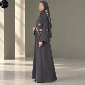 Abaya florale pastel pour femmes en gris anthracite avec des motifs de vigne perlés |   Robe ample et élégante avec boutons sur le devant et hijab assorti - Product Image 3