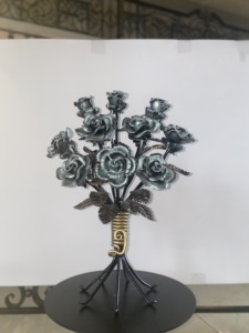 Escultura de Hierro Rosa Khang Hung Phat, Diseño Hueco, Recubierta con Pintura Natural, Elegante Adorno Decorativo para el Hogar o el Jardín - Product Image 3