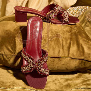 Sandalias Personalizables de Terciopelo Color Granate Oscuro con Suela Antideslizante y Tiras Cruzadas Hechas a Mano con Cuero Genuino - Product Image 3