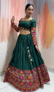 Conjunto de Ropa Étnica de Boda para Mujer, Chaniya Choli de Seda Bombay Premium con Bordado a Mano con Espejos Reales y Dupatta de Chinnon - Product Image 3