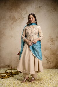 Ensemble Kurti et pantalon ethnique de mariage en Chanderi soyeux, de qualité supérieure, à texture lourde et croquante, avec broderies perlées et dupatta en chinon épais - Product Image 2