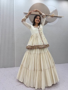 Ensemble Lehenga traditionnel indien pakistanais pour femmes en coton crème, broderie miroir, dentelle, longueur au sol, coupe classique, pour fêtes et mariages - Product Image 3