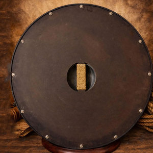 Bouclier Viking en bois de haute qualité, rond, design traditionnel nordique fait main, pour la décoration intérieure et les événements costumés - Product Image 2