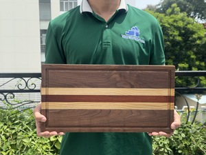 Tabla de Cortar Rectangular de Madera con Diseño de Rayas, Antideslizante, en Paquete Individual, Hecha en Vietnam - Product Image 1