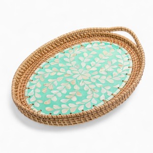 Plateau de service ovale moderne artisanal en nacre Viet Green Craft avec bord en rotin tressé, écologique, pour salon, usage intérieur - Product Image 1