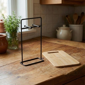Ensemble de planches à découper en bois, 3 tailles différentes, soigneusement disposées sur un support de rangement élégant en métal noir mat, pour couper les légumes. - Product Image 3