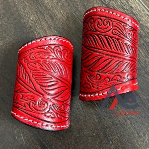 Porta Bufandas de Cuero Rojo Intenso Estilo Western Vintage, Diseño de Pluma Grabada, Cuero Genuino, para Mujer - Product Image 1