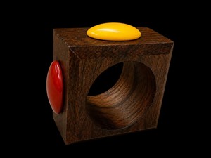 Anillo para Servilletas de Madera Moderno, Diseño de Cubo Hueco con Detalles Rojos y Amarillos - Product Image 2