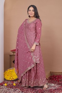 Ensemble Sharara tendance mauve avec cape et dupatta, orné de broderies Gota Patti et de miroirs, en soie, style ethnique de luxe, idéal pour demoiselle d'honneur, collection hiver Bollywood - Product Image 2