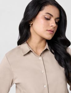 Chemise boutonnée classique en popeline de coton beige pour femme, manches longues, col rabattu, tenue de bureau - Product Image 3