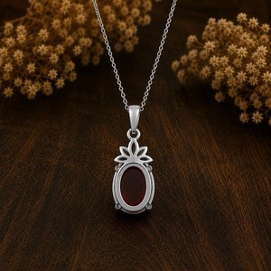 NIKHIL GEMS Élégant Pendentif Floral Vintage en Grenat, Laiton Plaqué Argent, Pierre Précieuse Ovale Rouge, Pierre de Naissance de Janvier, Cadeau de Fiançailles Troisième - Product Image 3