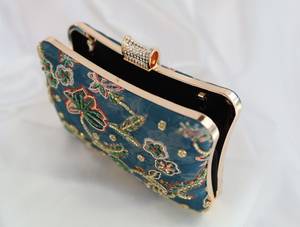 Sac à bijoux fait main au design le plus récent, brodé de perles de rocaille, sac de rangement personnalisable en couleur pour femmes et jeunes filles - Product Image 1