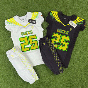 Uniformes personalizados de fútbol americano con impresión de silicona en el hombro, orificios cortados con láser y la mejor tela. - Product Image 1