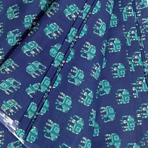 Tela de algodón estampada a mano con motivos de elefantes en azul marino, tela de algodón suave hecha a mano en India con motivos de animales, material para vestidos. - Product Image 1