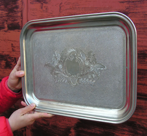 Hermosa bandeja de servir de acero forjado a mano con diseño floral y mango dorado para decoración de restaurantes. - Product Image 4